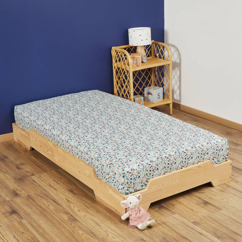 Drap housse Claire sur lit en bois