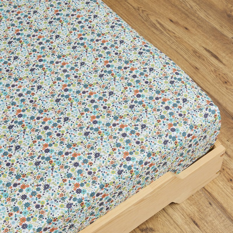Zoom sur le motif fleurs du drap housse Claire