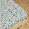 Zoom sur le motif fleurs du drap housse Claire