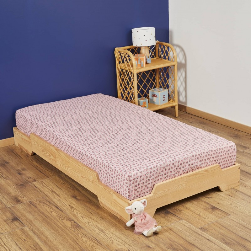 Drap housse Jade à fleurs sur lit en bois