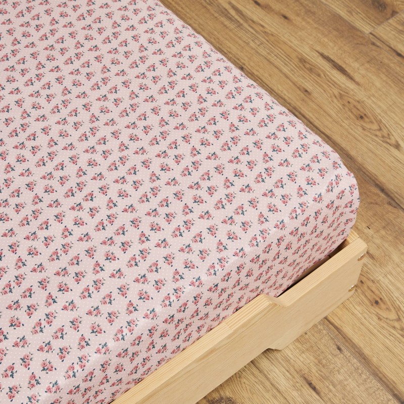 Zoom sur le motif à fleurs du drap housse Jade