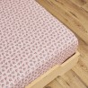 Zoom sur le motif à fleurs du drap housse Jade