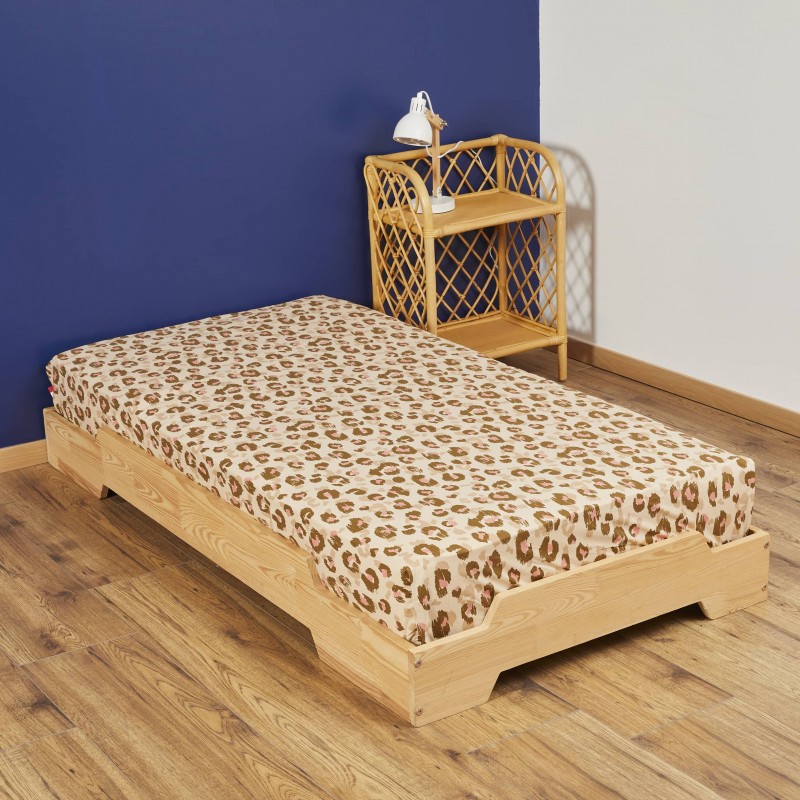 Drap housse Mila sur lit en bois