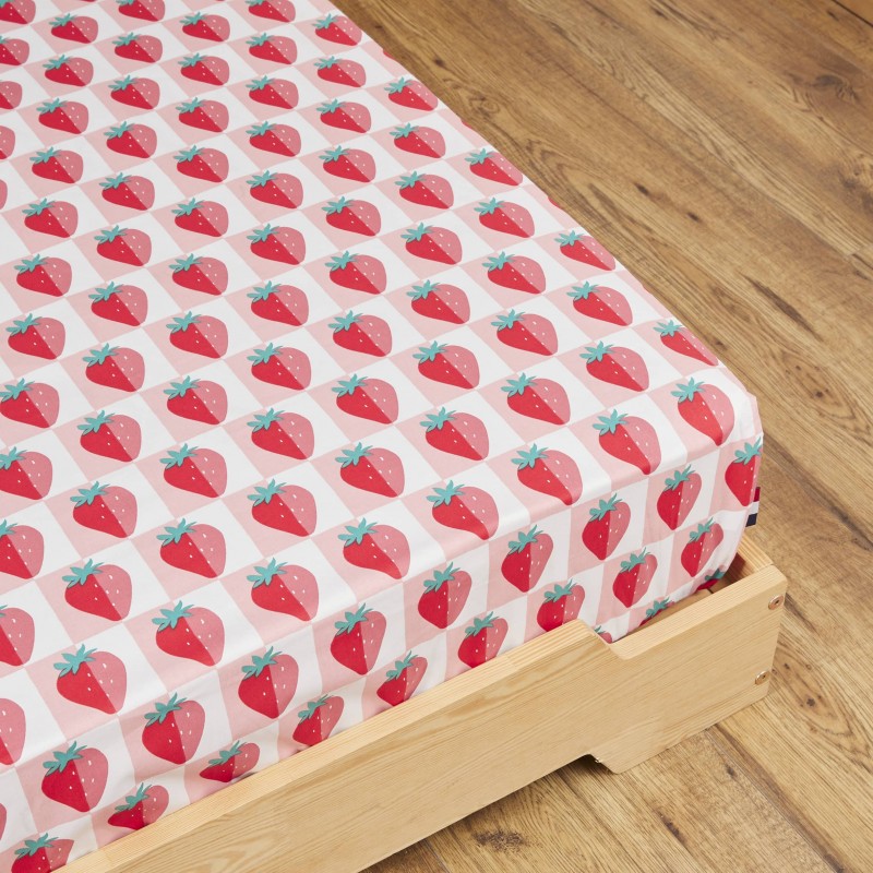 Zoom sur le drap housse Fraises
