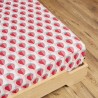 Zoom sur le drap housse Fraises