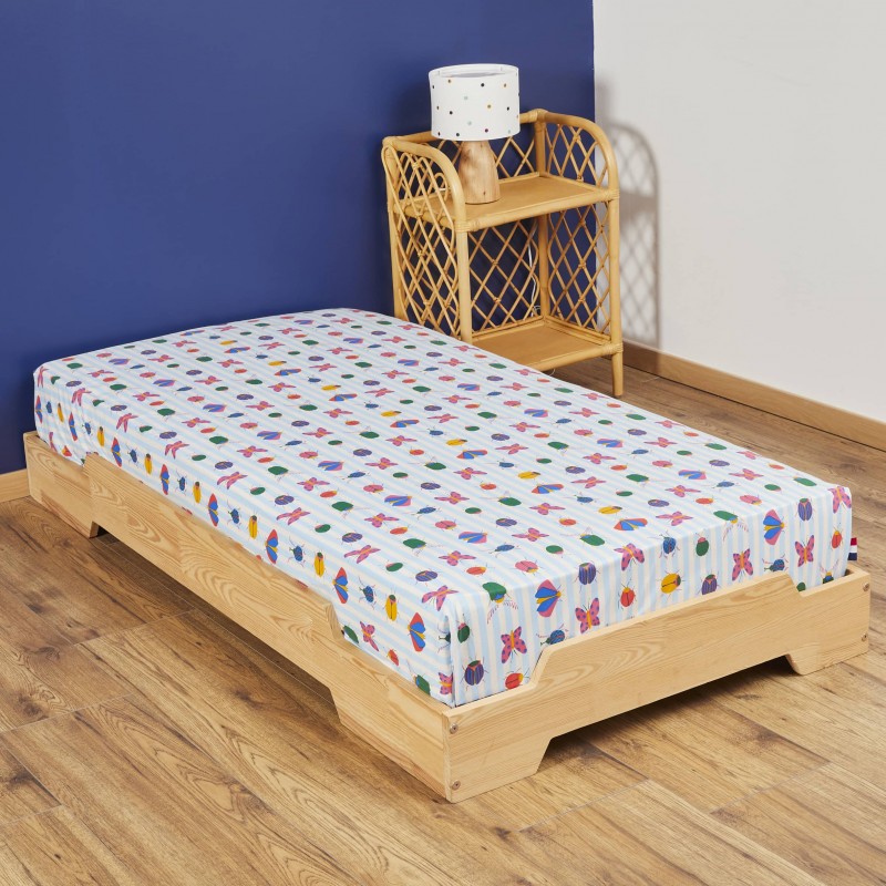 Drap housse sur lit en bois