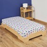 Drap housse sur lit en bois