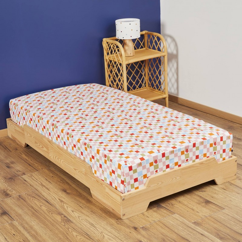 Drap housse Colette sur lit en bois