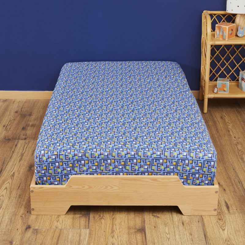 Drap housse Arcade bleu sur lit en bois