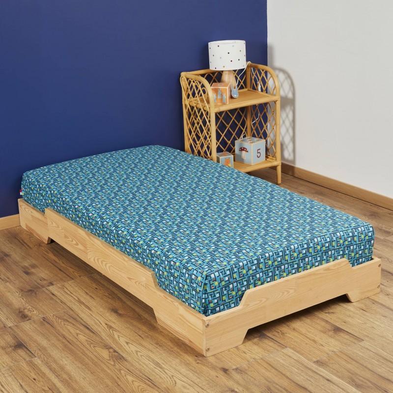 Drap housse Arcade vert sur lit en bois