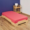 Drap housse rose foncé sur lit en bois