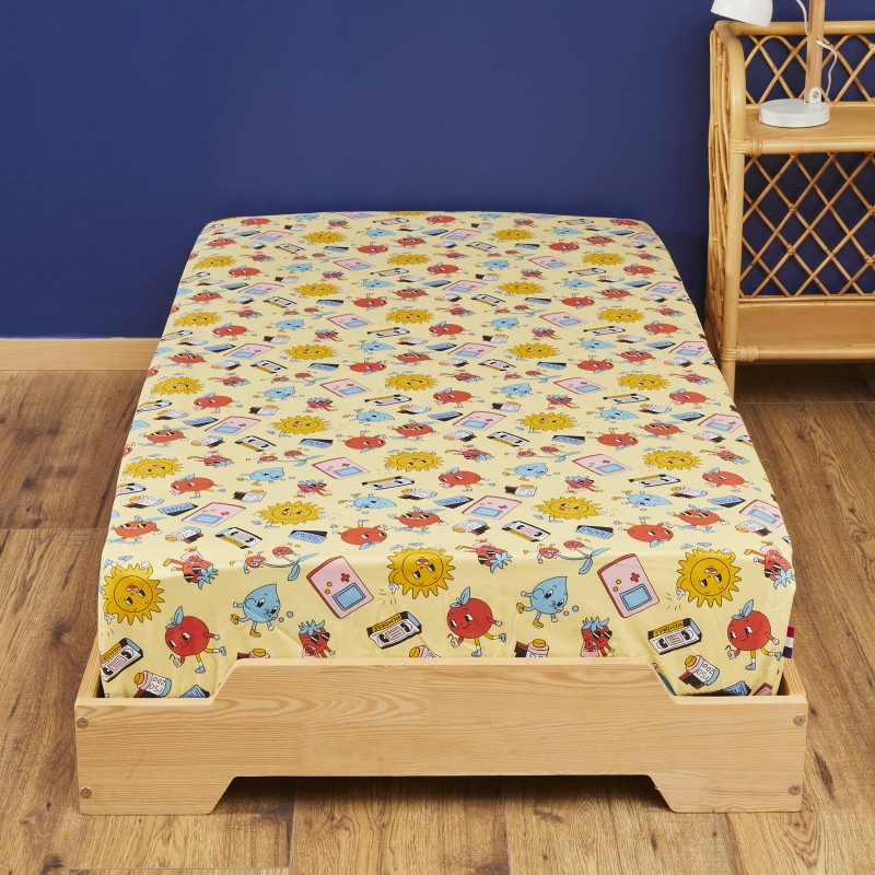 Drap housse rétro sur lit en bois