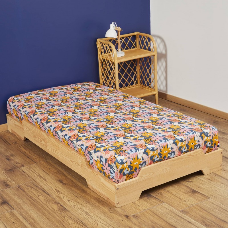 Drap housse Jeanne sur lit en bois