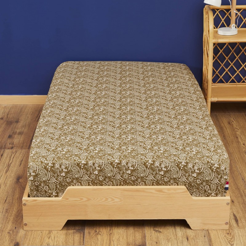 Drap housse Mathilde sur lit en bois