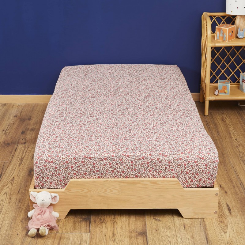 Drap housse Suzanne sur lit en bois