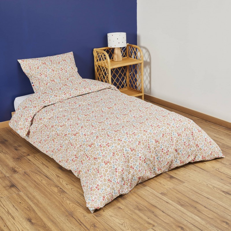 Parure de lit Anouk sur lit en bois