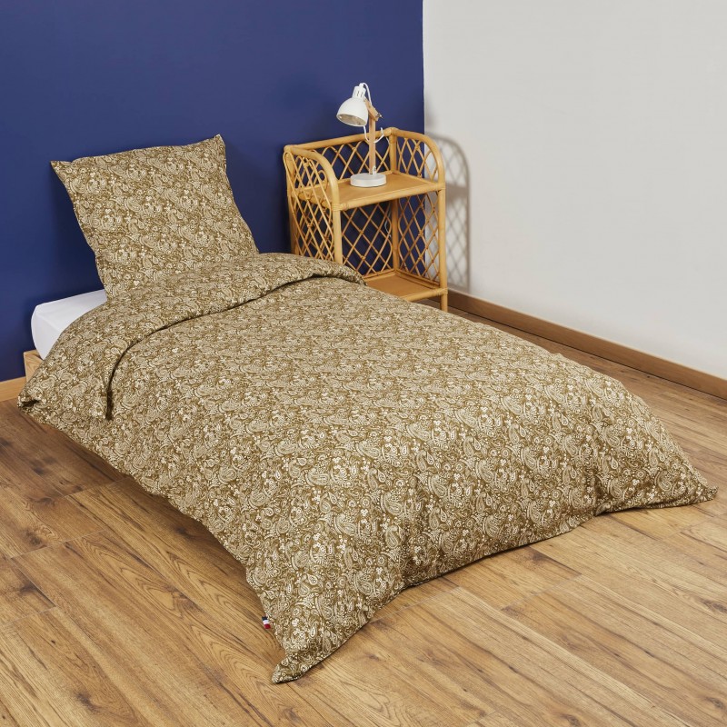 Parure de lit Mathilde sur lit en bois