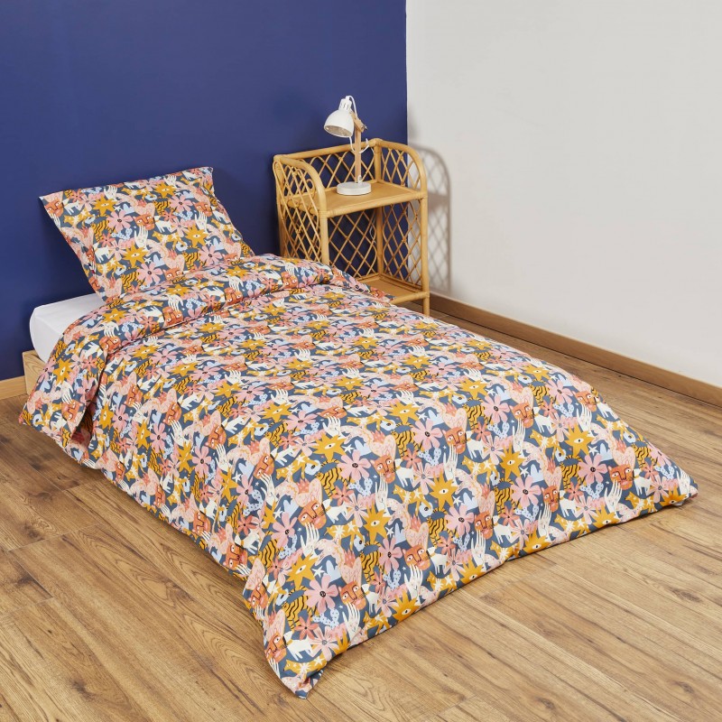Parure de lit Clara sur lit en bois