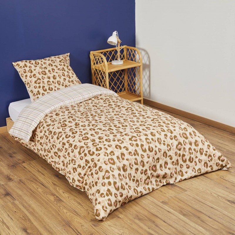 Parure de lit Mila sur lit en bois