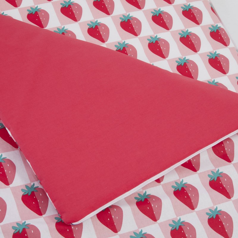 Zoom motifs sac de couchage Fraises