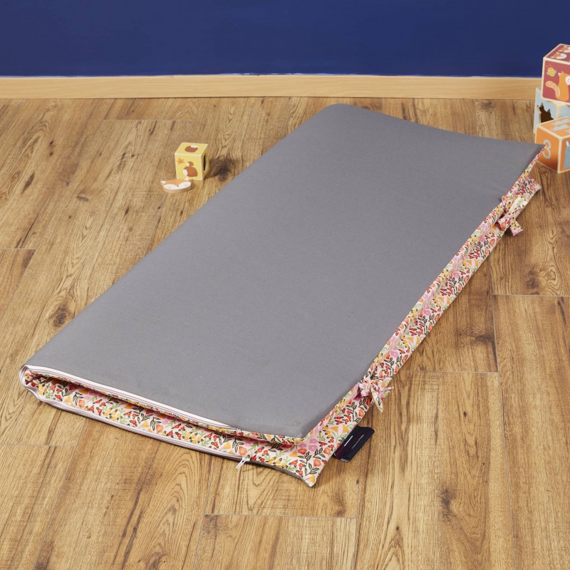 Tapis de parc Isaure plié en deux